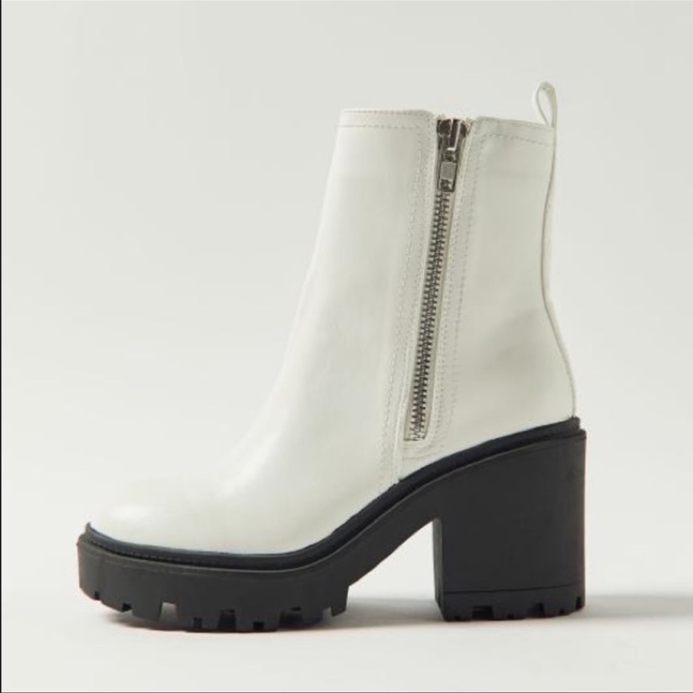 UO Zip Up Boot in White US 8 EU 39
